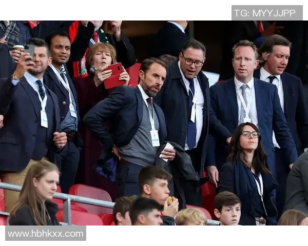 英超足球明星因犯罪入狱引发社会热议与球迷反思